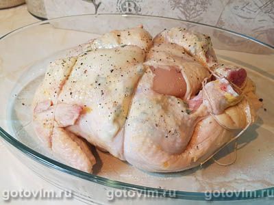Курица, запеченная с шалфеем и соленой грудинкой