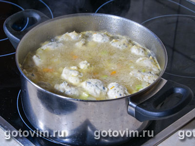 Куриный суп с клецками, сельдереем и кабачками