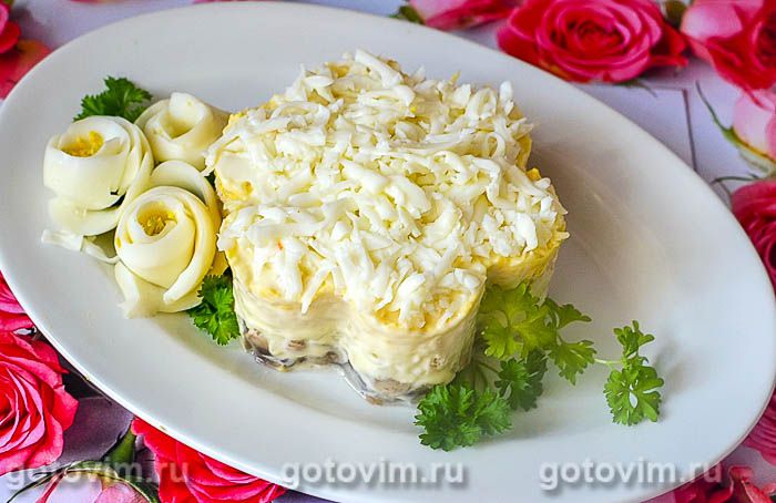 Слоеный салат «Невеста» с курицей и грибами .