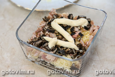 Слоеный салат с копченой курицей и грибами