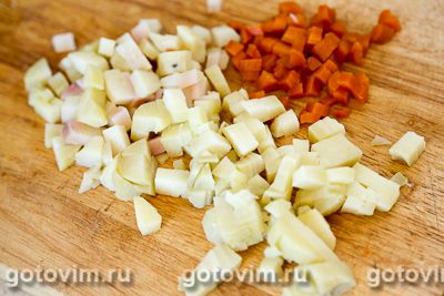 Салат из квашеной капусты с картофелем и грибами.