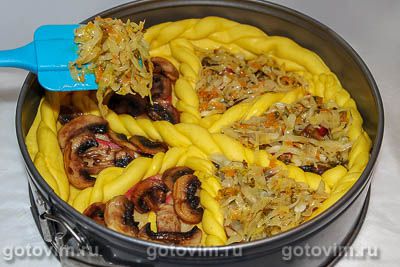 Пирог с квашеной капустой, яблоками и грибами