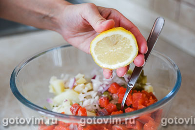 Салат из слабосоленой семги с овощами.