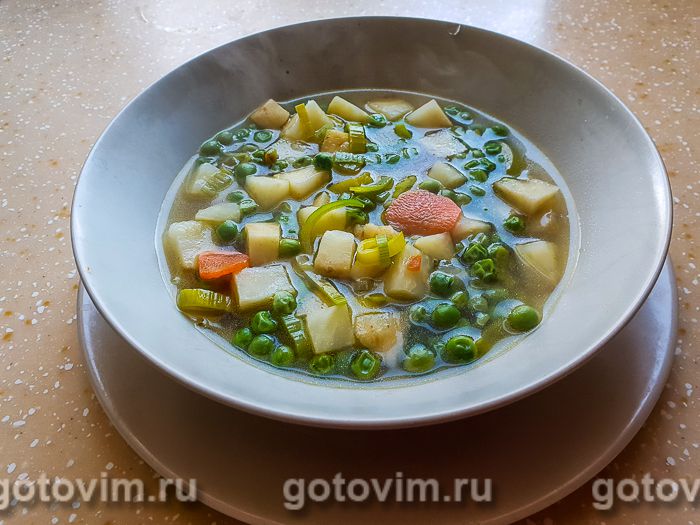 Овощной суп с сельдереем и зеленым горошком
