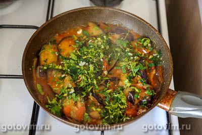 Жареная свиная вырезка с баклажанами в томатном соусе