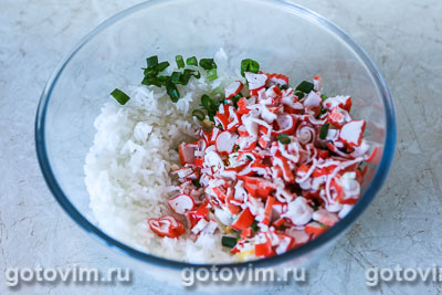 Салат из крабовых палочек с рисом и кукурузой.