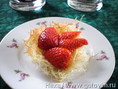 Десерт из кадаифа с клубникой и кремом патисьер (2-й рецепт)