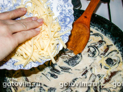 Макароны с сырно-грибным соусом