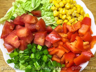 Салат из пекинской капусты с кукурузой, помидорами и болгарским перцем.