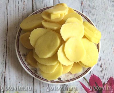 Кабачки, запечённые в духовке с картофелем, помидорами и сыром.