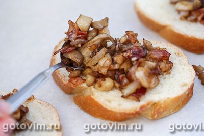 Горячие бутерброды с сыром, грибами и беконом.
