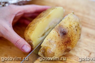 Запеченный картофель, фаршированный консервированной рыбой