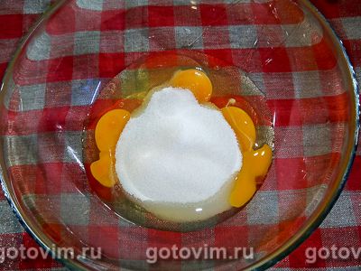 Десерт из клубники с желе, творогом и миндальной крошкой