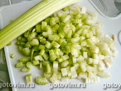 Салат с сельдереем и зеленым горошком