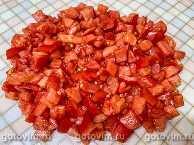 Салат из мяса кролика с огурцами и помидорами
