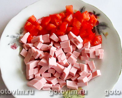 Омлет, фаршированный колбасой и помидорами, в мультиварке