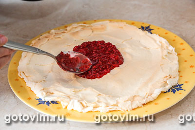 Торт «Павлова» с малиновым конфитюром и заварным кремом