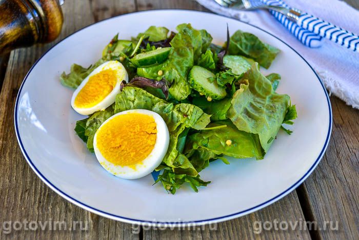 Салат из свежей зелени, огурцов, яиц с горчичной заправкой