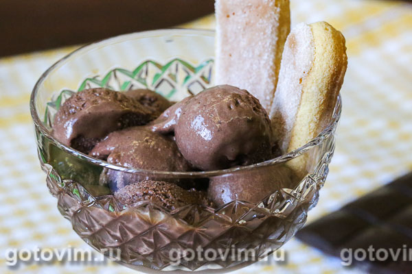 Шоколадное сливочное мороженое