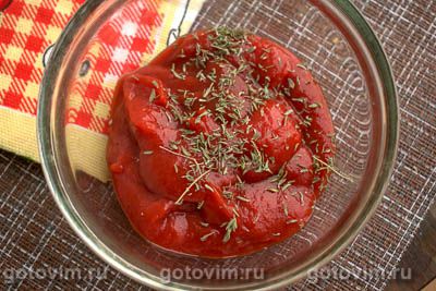 Курица в мультиварке, тушенная в томатном соусе с розмарином.
