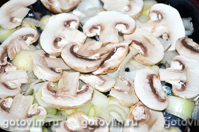 Селедка, запеченная с грибами и овощами под сырной корочкой
