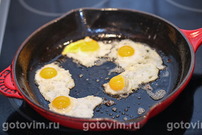 Тост с беконом и перепелиными яйцами
