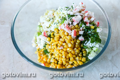 Салат из крабовых палочек «Снежный краб» VICI с огурцами и кукурузой.
