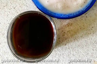 Домашний кофе латте с пенкой из молока, груши и малинового сорбета