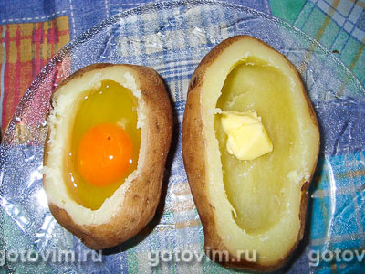 Картофель, фаршированный яйцами и беконом.
