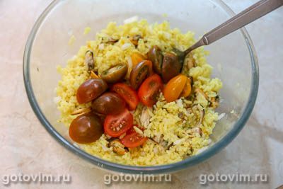 Салат с мидиями, помидорами и рисом
