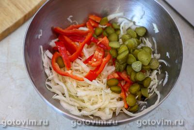 Салат из свежей капусты и вареной свеклы