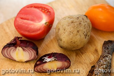 Салат с копченой рыбой, картофелем и ялтинским луком