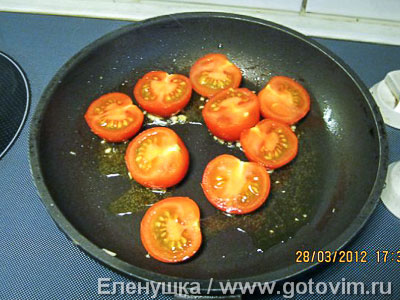 Тунец с соусом из красного уксуса с рукколой и помидорами