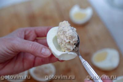 Яйца, фаршированные печенью трески и сыром