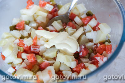 Салат из слабосоленой семги с овощами.