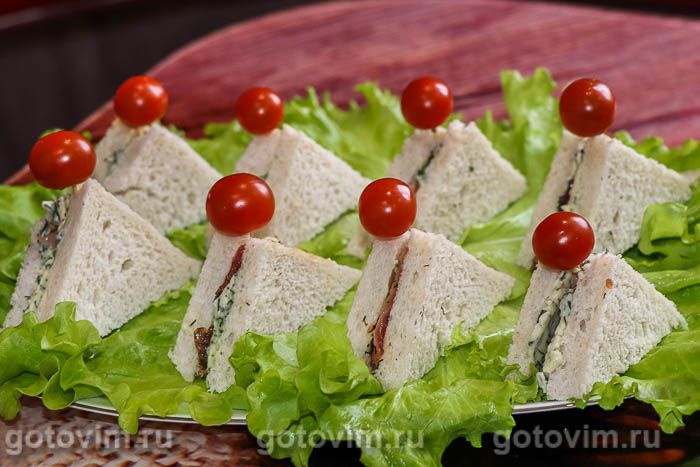 Сэндвичи с красной рыбой, сливочным сыром и помидорами черри.