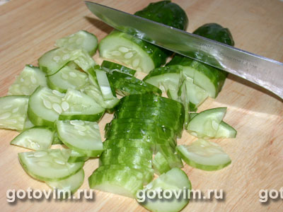 Зеленый салат с ореховым соусом.