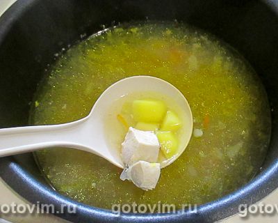 Куриный суп с вермишелью «паутинка» и колбасным сыром в мультиварке