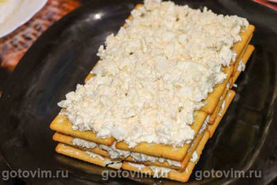 Закусочный торт с консервами, сыром и крекерами