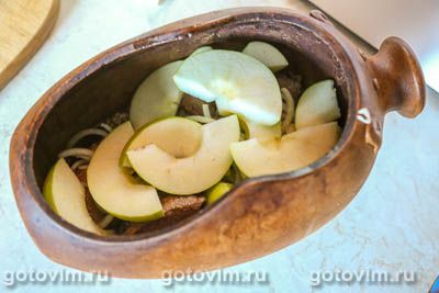 Говядина с яблоками и черносливом,тушенная с сидром в горшочке