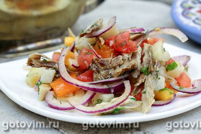 Салат с копченой рыбой, картофелем и ялтинским луком