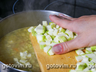 Куриный суп с клецками, сельдереем и кабачками