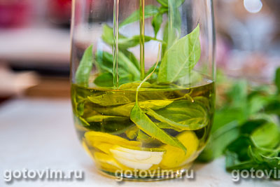 Оливковое масло с чесноком и свежим базиликом