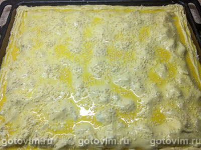Пирог из слоеного теста с солеными груздями в духовке