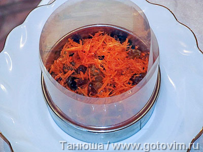 Слоеный салат «Изюмительный» из свеклы, моркови и сыра с медово-горчичный заправкой