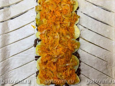 Пирог из слоеного теста с мясом, картофелем и морковью