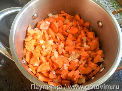 Тушеная морковь со сметаной и оливками