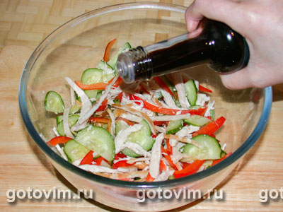 Салат из свежих овощей с курицей и омлетом.