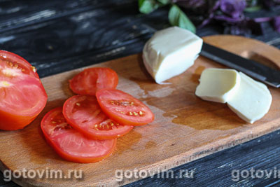 Теплый салат с баклажаном и сыром моцарелла.