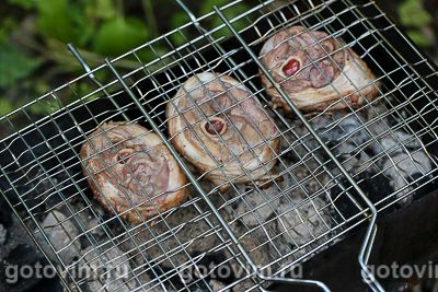 Бедро индейки на гриле в маринаде из гранатового соуса